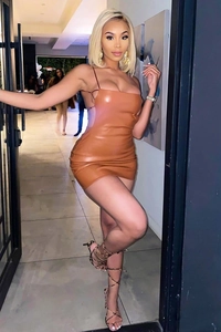 Dettaglio dell'abito mini bodycon in ecopelle marrone con spalline sottili e schiena nuda