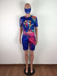 Completo tie-dye da 3 pezzi con top girocollo, pantaloncini ciclista e maschera