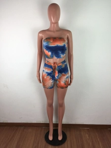 Détail d'un ensemble tie-dye bleu et orange avec nœud à la taille et haut bustier