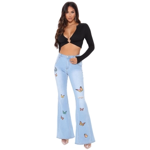 Haut court noir col en V pour femme et jean évasé avec broderies de papillons colorés
