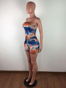 Détail d'un ensemble bandeau et short moulant tie-dye orange et bleu pour femme