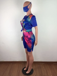 Dettaglio del set tre pezzi tie-dye da donna con t-shirt grafica labbra e pantaloncini