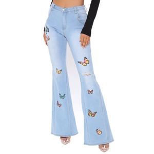Jean évasé taille haute ajusté avec broderie papillon et détails déchirés au genou