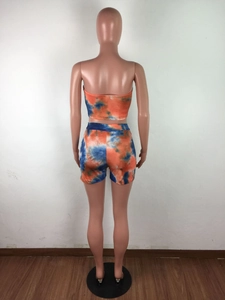 Vue arrière d'un ensemble tie-dye pour femme avec haut tube et short orange et bleu foncé