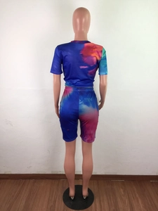 Vista posteriore di un set a due pezzi tie-dye multicolore su un manichino