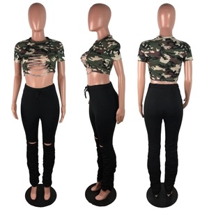 Détail de l'ensemble haut camouflage court et pantalon noir froncé empilé sous divers angles