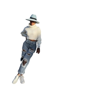 Jeans dritti strappati a vita alta da donna con maglione in maglia bianca e cappello blu