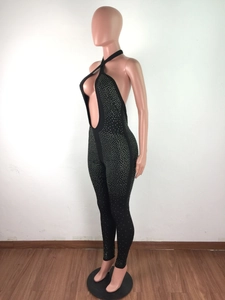 Dettaglio della tuta nera con schiena scoperta decorata con strass e scollo all'americana