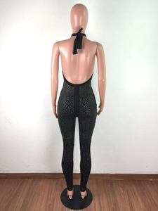 Dettaglio della tuta nera con schiena scoperta e decorazione in strass argentati lucidi