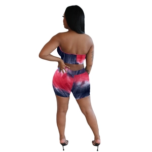 Vue arrière de l'ensemble 2 pièces avec haut bandeau tie-dye rouge et bleu et short taille haute