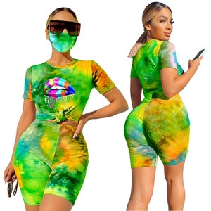 Dettaglio del set 3 pezzi tie-dye da donna con t-shirt, pantaloncini e maschera coordinata