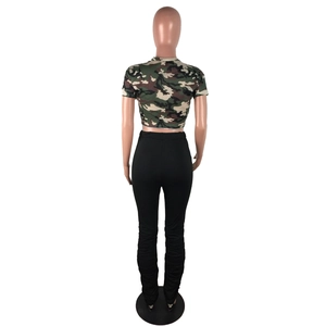 Vue arrière du crop top camouflage associé à un legging noir à taille haute et froncé