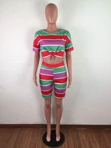 Détail de rayures tie-dye horizontales colorées sur un ensemble crop top et short côtelé