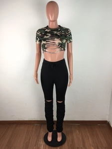 Détails du legging noir froncé avec découpes aux genoux et taille haute à cordon