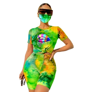 Dettaglio di un completo tie-dye colorato con una vivace grafica di labbra sulla T-shirt