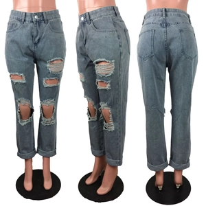 Viste multiple dei jeans larghi azzurri con dettagli strappati e orli con risvolto moda