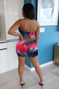 Vue arrière d'un ensemble deux pièces avec haut bandeau tie-dye et short moulant