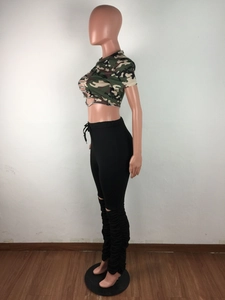 Détail de l'ensemble crop top camouflage et pantalon froncé avec déchirures poitrine