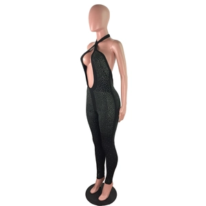 Dettaglio di tuta sexy senza schienale con strass argentati e scollatura allacciata