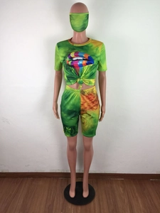Dettaglio del set loungewear tie-dye da donna con t-shirt labbra e pantaloncini biker