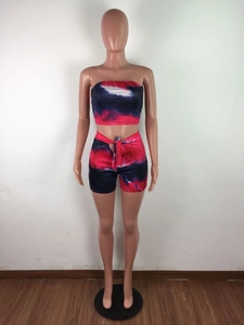 Détail d'un ensemble d'été tie-dye pour femme avec haut bustier et short à cordon