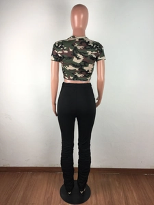 Détail du haut court camouflage et du pantalon noir taille haute à effet empilé de dos