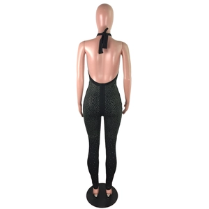 Dettaglio posteriore della tuta halter sexy con strass argentati scintillanti