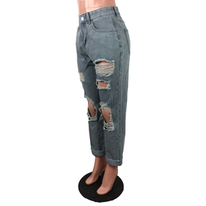 Dettaglio di jeans a vita alta celeste con strappi sulle ginocchia e orlo risvoltato