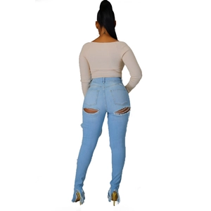 Vue arrière de jean skinny bleu clair avec détails déchirés et ourlets effilochés