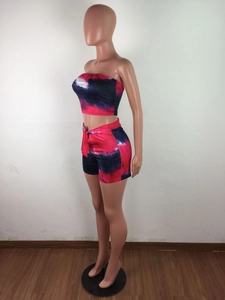 Détail de l'ensemble tie-dye rouge et bleu avec haut bandeau et short à taille haute
