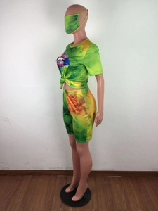Dettaglio del set tie-dye con orlo annodato e stampa a labbra arcobaleno sul tessuto