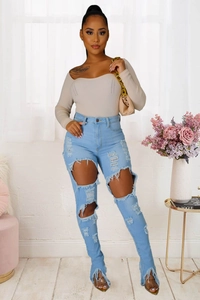 Détail du jean taille haute déchiré avec des franges décontractées et ourlets effilochés
