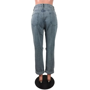 Dettaglio delle tasche posteriori e cuciture a contrasto su jeans azzurri a gamba dritta