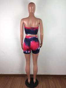 Vue arrière d'un ensemble tie-dye deux pièces avec bustier et short moulant sur mannequin