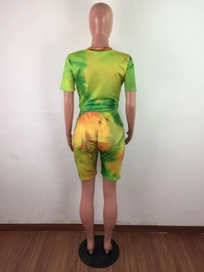 Vista posteriore del set loungewear tie-dye giallo e verde con pantaloncini da ciclista
