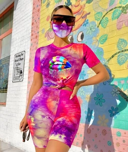 Dettaglio del set tie-dye da donna con grafica labbra arcobaleno e maschera coordinata