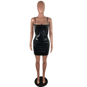 Dettaglio dell'abito attillato nero sexy in ecopelle PU lucida con spalline sottili