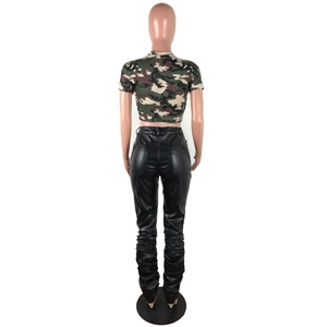 Rückansicht von Camouflage-Crop-Top und schwarzer High-Waist-Kunstlederhose mit Faltenwurf