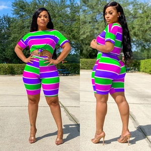 Détail d'un ensemble deux pièces à rayures colorées avec nœud frontal et taille haute chic
