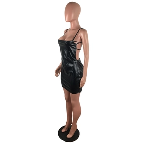 Dettaglio posteriore di un abito bodycon in ecopelle nera con lacci incrociati sulla schiena
