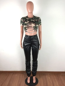 Detail von Camouflage-Crop-Top mit Schnitten und schwarzer Kunstleder-Stapelhose
