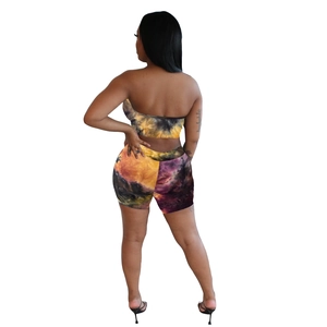 Vue arrière d'un ensemble tie-dye deux pièces avec haut bandeau et short moulant