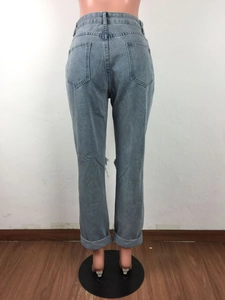Dettaglio delle tasche posteriori e dei risvolti sui jeans dritti lavaggio azzurro
