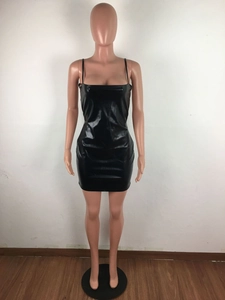 Dettaglio della trama in pelle PU nera di un abito attillato sexy con spalline sottili