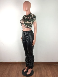 Detailansicht der gestapelten Kunstlederhose und Camo-Crop-Top mit Ausschnitten