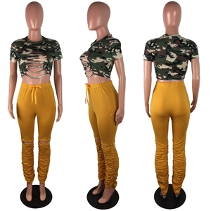 Détail du haut court camouflage et du legging jaune froncé empilé pour femmes
