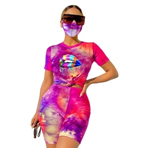 Dettaglio del set tie-dye tre pezzi con stampa labbra graffiti e nodo in vita alla moda