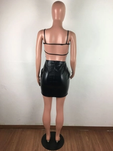 Dettaglio della chiusura a zip su questo completo due pezzi in ecopelle nera schiena nuda