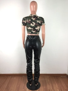 Detailansicht Rückseite schwarze Kunstlederhose in Überlänge mit Camouflage-Crop-Top