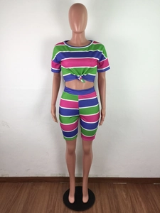 Détail du tissu tie-dye rayé multicolore avec nœud sur le crop top à taille haute